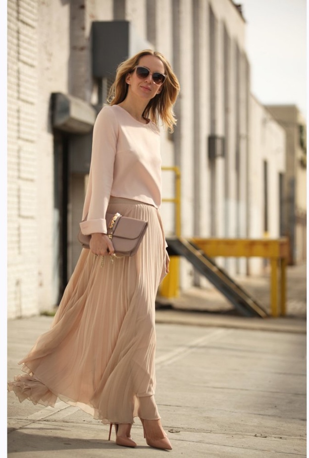 اعتمدي اطلالات شبابية عصرية في التنورة الماكسي