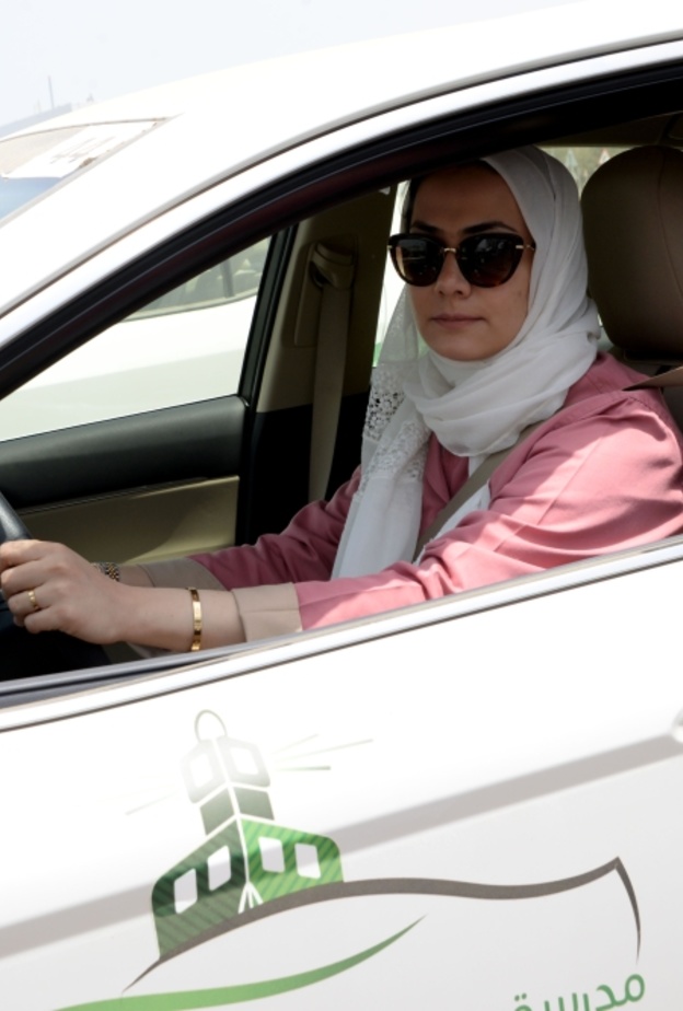 مدارس تعليم القيادة للمرأة السعودية في جدة