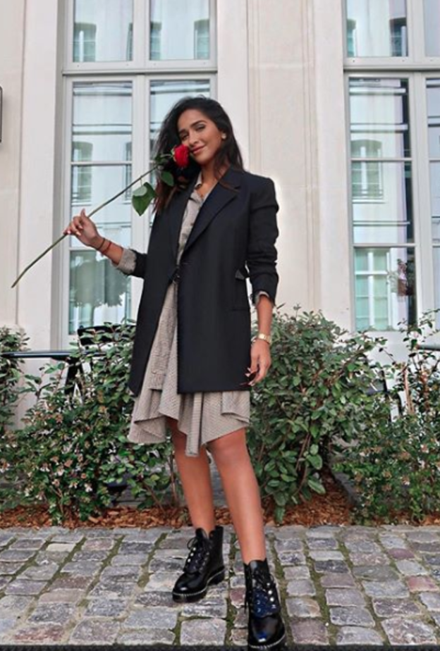 اطلالة كاجوال اعتمدتها لانا الساحلي أثناء السفر في البليزر الطويل