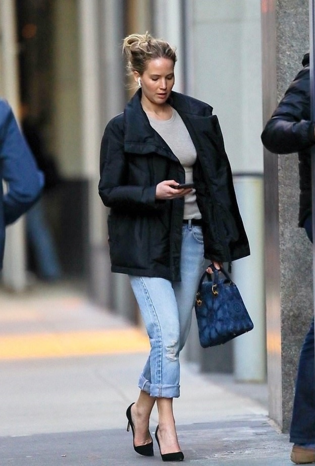 إطلالة بسيطة وأنيقة لجينيفر لورانس أثناء تجولها في مدينة نيويورك