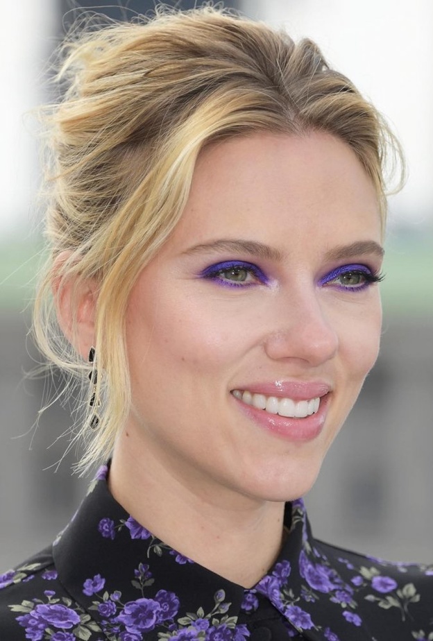 مكياج بنفسجي بأسلوب سكارليت جوهانسون