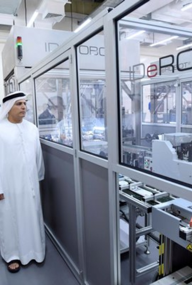 افتتاح أول مصنع في العالم لإنتاج لوحات المركبات باستخدام الروبوت في دبي