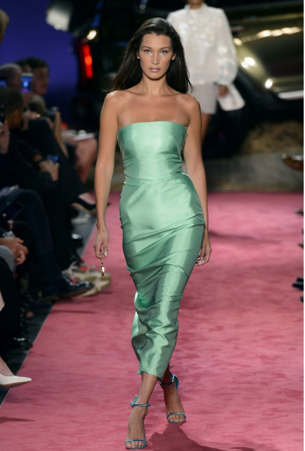 بيلا حديد بجمبسوت من Alberta Ferretti