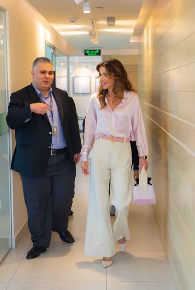 أبقت شعرها منسدلاً مع التموجات العريضة كما إعتمدت ماكياجاً ناعماً