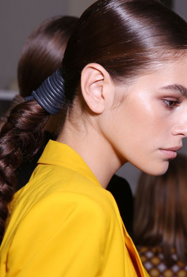 تسريحة شعر ذيل الحصان الطويلة مع الضفائر من Cushnie