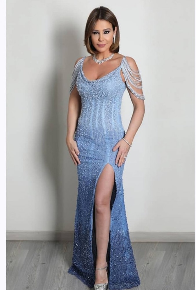 موديلات فساتين براقة تظهر التطوّر الملفت في إطلالات كارول سماحة