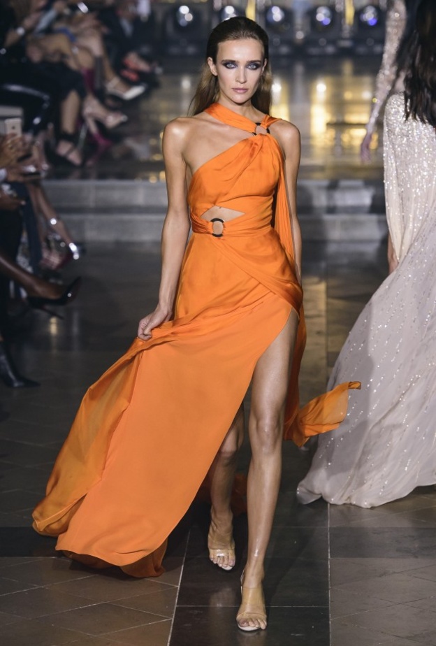 فستان أبيض كلاسيكي بفتحة جانبية من Elie Saab