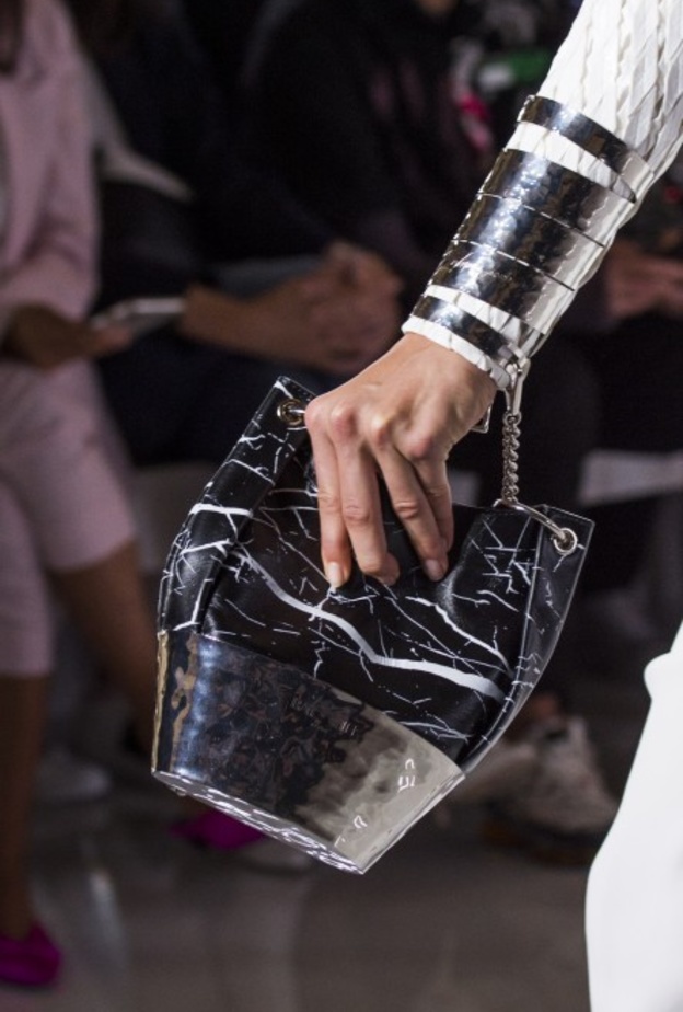 اكسسوارات الأساور الكبيرة احدث موضة في ربيع 2019 من Chanel