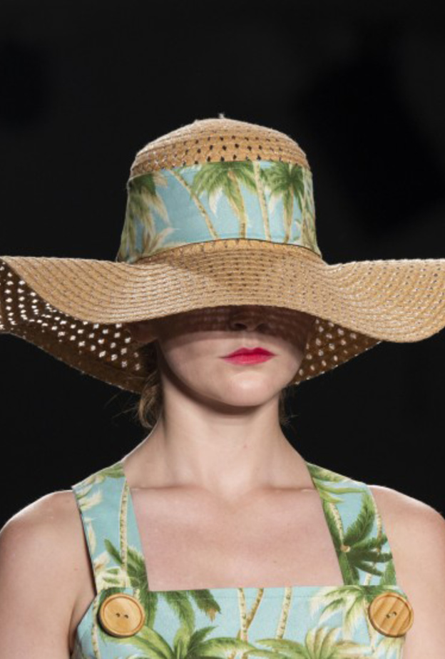 قبّعة أم ربطة رأس من Anna Sui