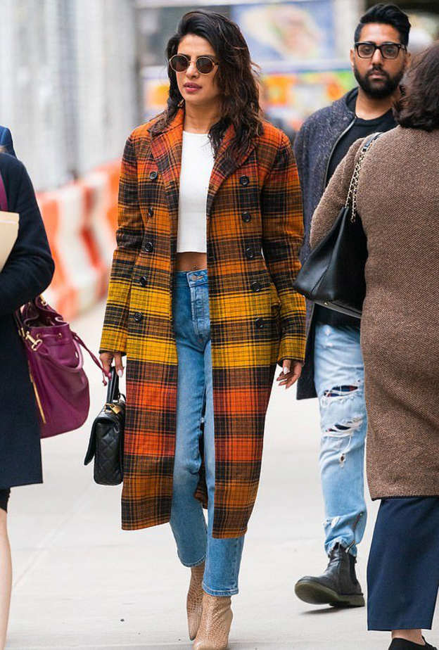 بريانكا بمعطف أسود سميك