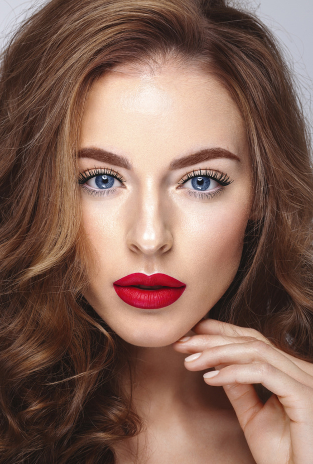 مكياج عيون يناسب احمر الشفاه باللون الاحمر