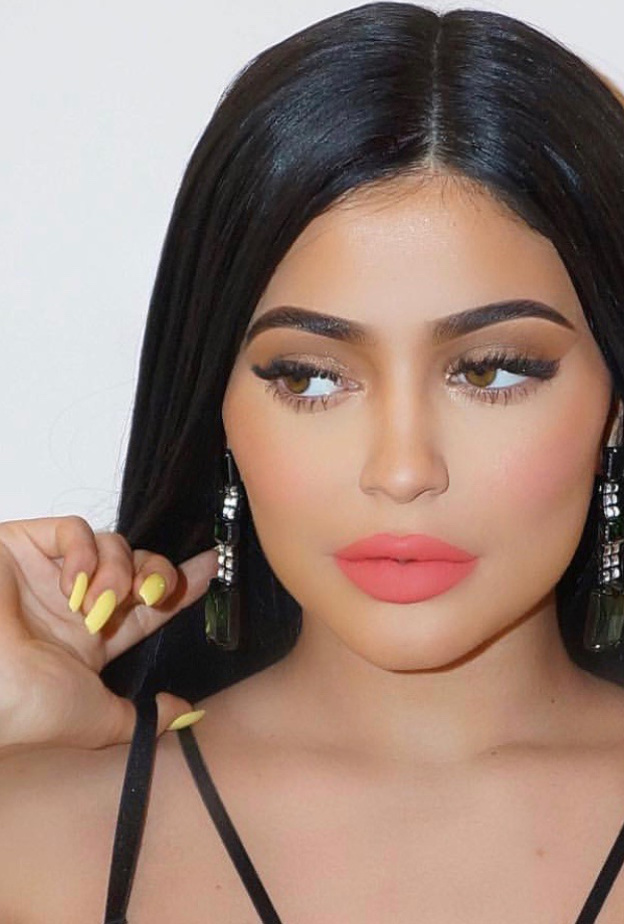 كايلي جينر ورسومات الأظافر