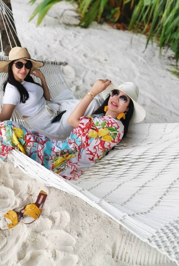 لجين عمران وشقيقتها أسيل تمضيان أوقات صيفية ممتعة في جزر المالديف