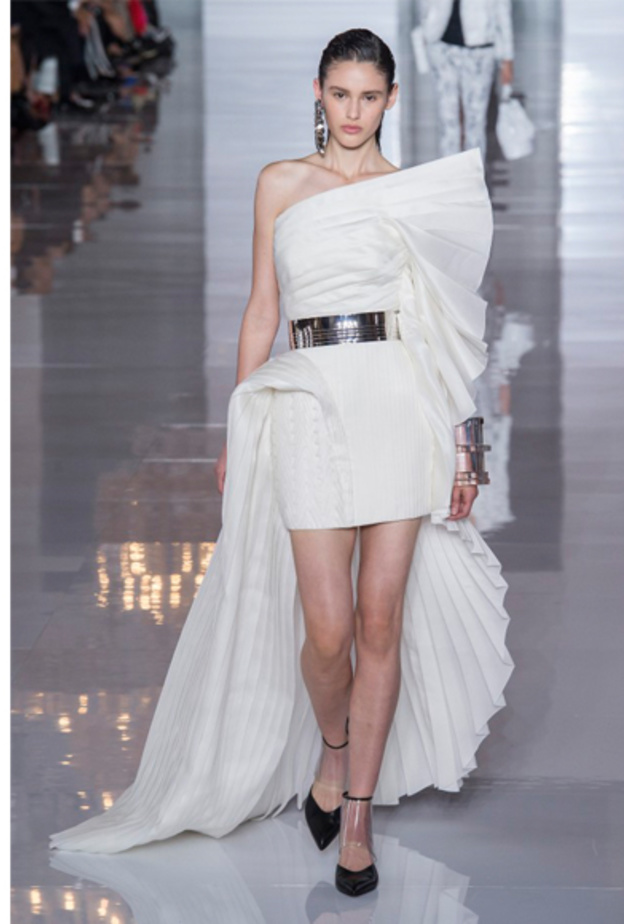 فساتين سهرة باللون الابيض