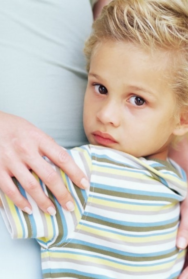 كيف تساعد الأم طفلها على محاربة مخاوفه