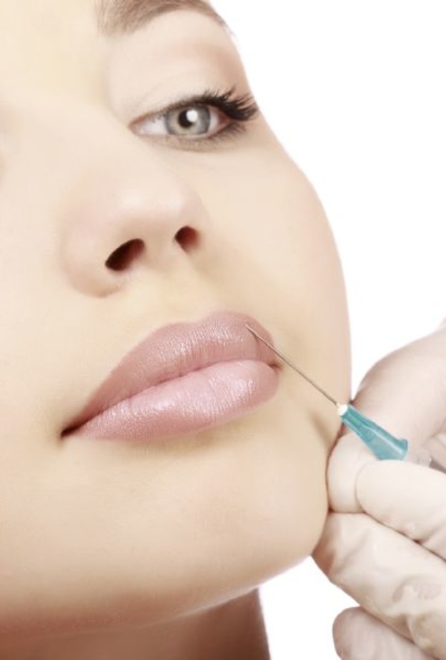 يحقن الفيلر لزيادة حجم الشفاه والخدّين