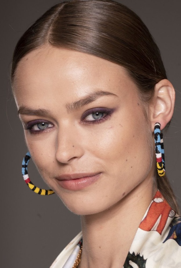 رسمات مكياج بنفسجية تليق بالعيون الخضراء من دار Oscar De La Renta