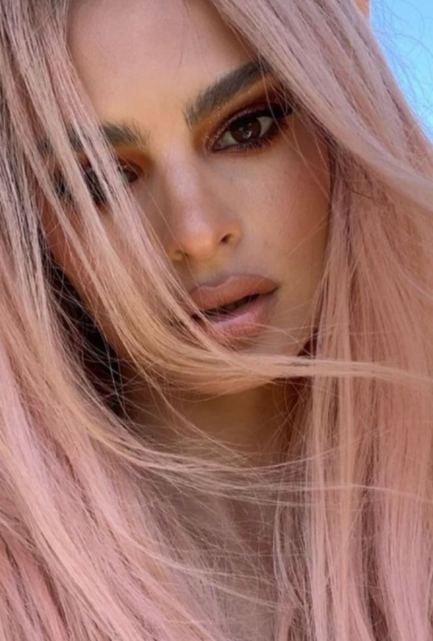  أدخلت إيميلي إلى شعرها خصل بدرجات زهرية متفاوتة