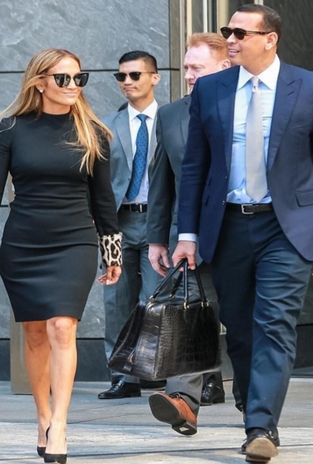 إعتمدت لوبيز تسريحة الشعر المملّس، كما أبقت ماكياجها ناعماً