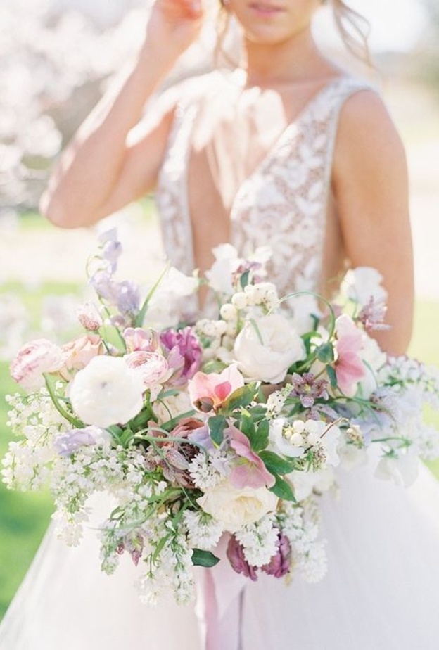 الورود بألوان الباستيل تزيّن باقات ورد العروس