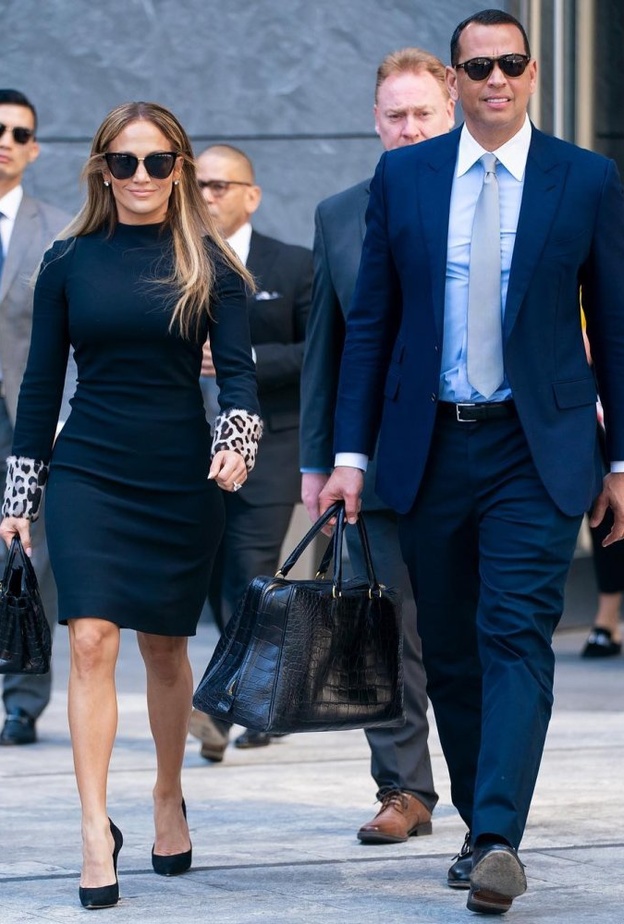 إطلالة أنيقة لجنيفر لوبيز وخطيبها أليكس رودريغيز أثناء تواجدهما في نيويورك