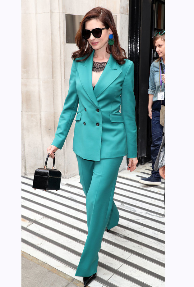 ببدلة رسمية باللون الزهري الفاتح Cindy Crawford 