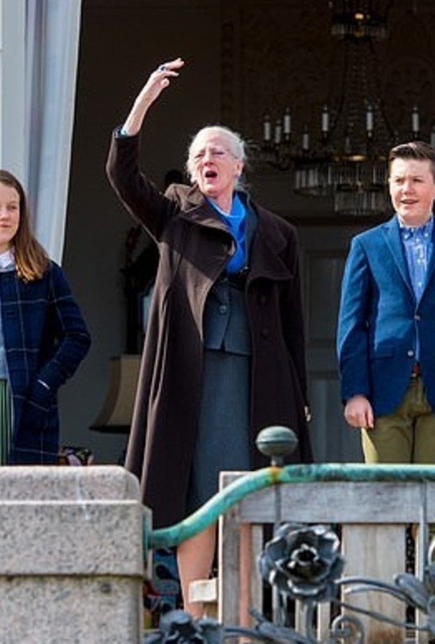 الأمير فريدريك بجانب اولاده