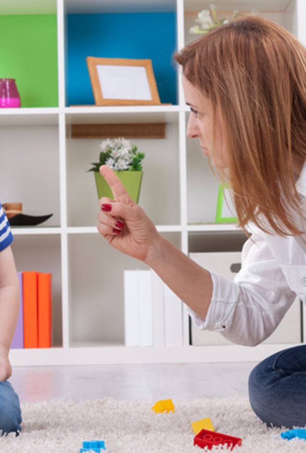 تصرفات تؤذي مشاعر الطفل على الأم أن تتجنبها