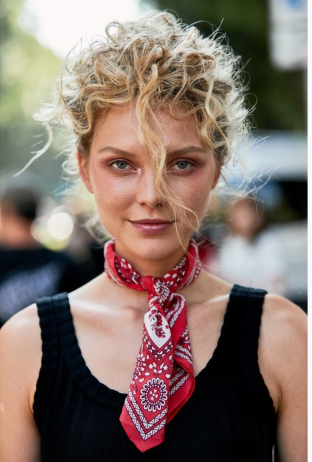 زيدي أكسسواراً بألوان قويّة