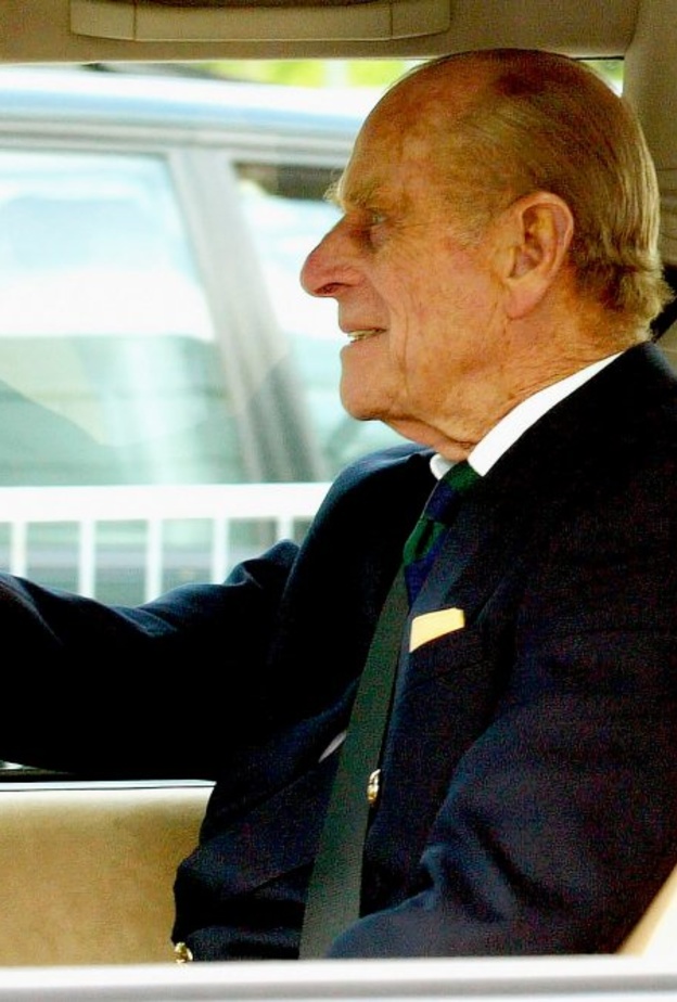 الأمير فيليب يقود السيارة بدون رخصة قيادة