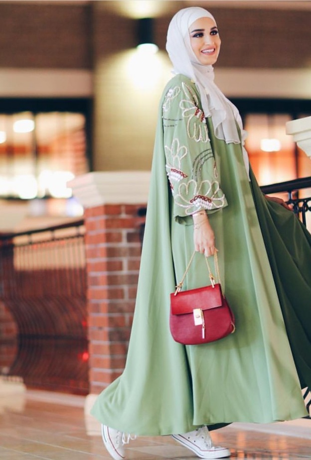 طرق تنسيق شنط اليد الملونة مع العبايات في رمضان 2019