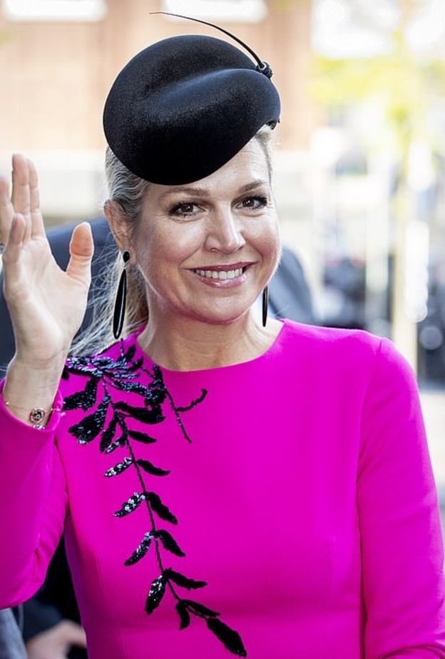 ارتديت الملكة ماكسيما فستان من تصميم ماركة أوسكار دي لارنتا