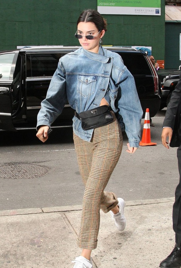  إعتمدي سترة الدينيم بقصة عصرية ونسقيها مع الطبعات على طريقة كندل جينير