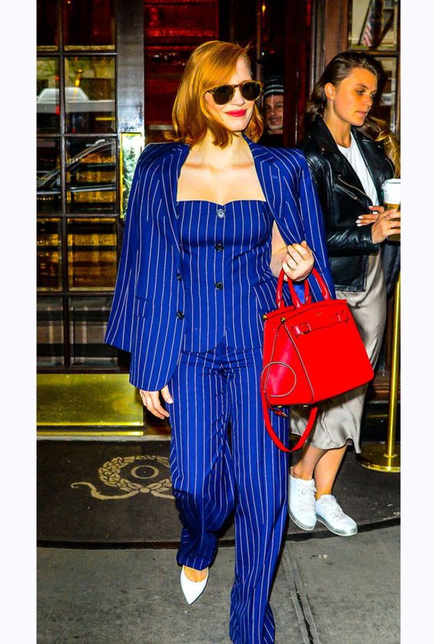 إطلالة ‏SOFIA VERGARA‏ بموضة الجينز المنسّق مع الجاكيت الطويلة والمطبّعة بالورود من ‏Dolce&Gabbana