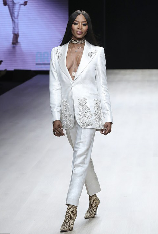  ناعومي كامبل أنيقة على منصة العرض في نيجيريا