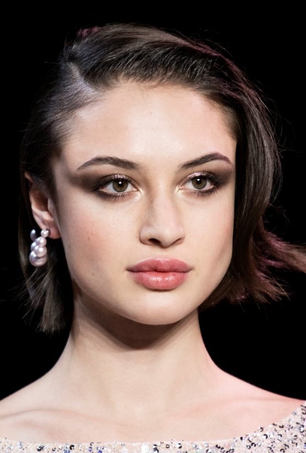 مكياج عيون ترابي براق من Laquan Smith