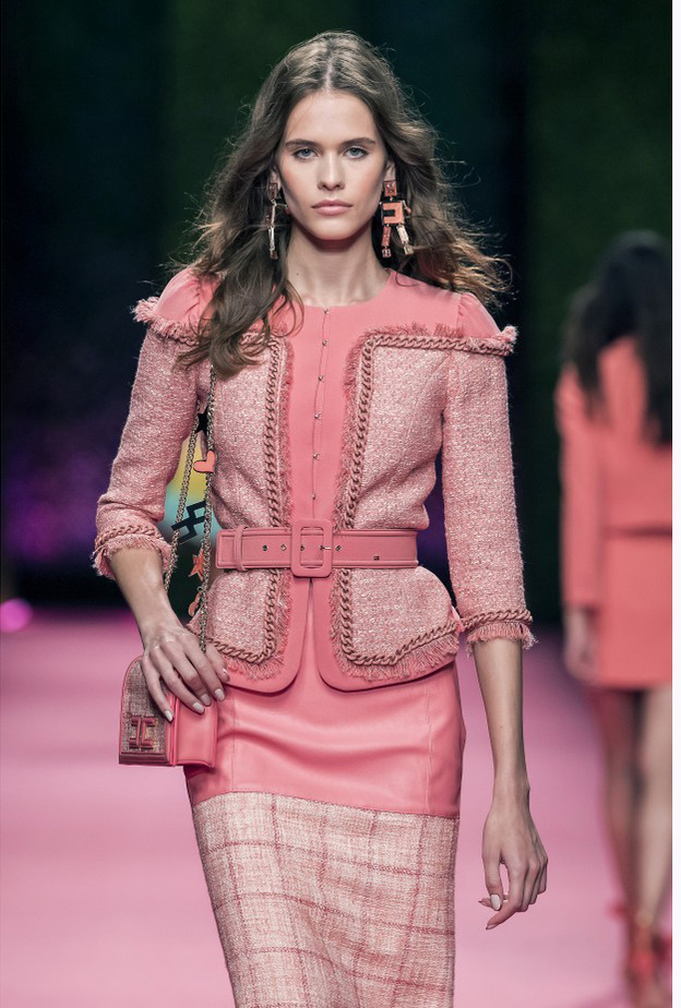 بدلة مع سلسلة عريضة من Alexander MacQueen