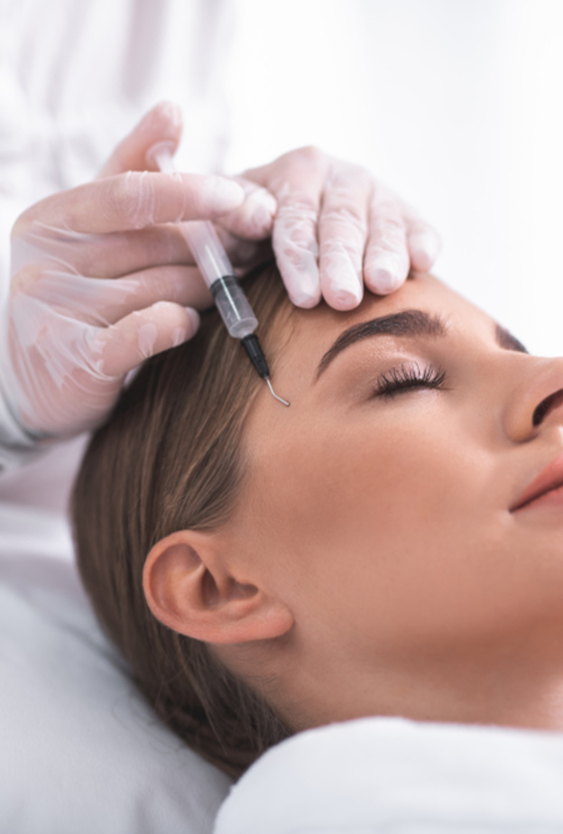 تعرفي على الطرق المختلفة لرفع الحواجب