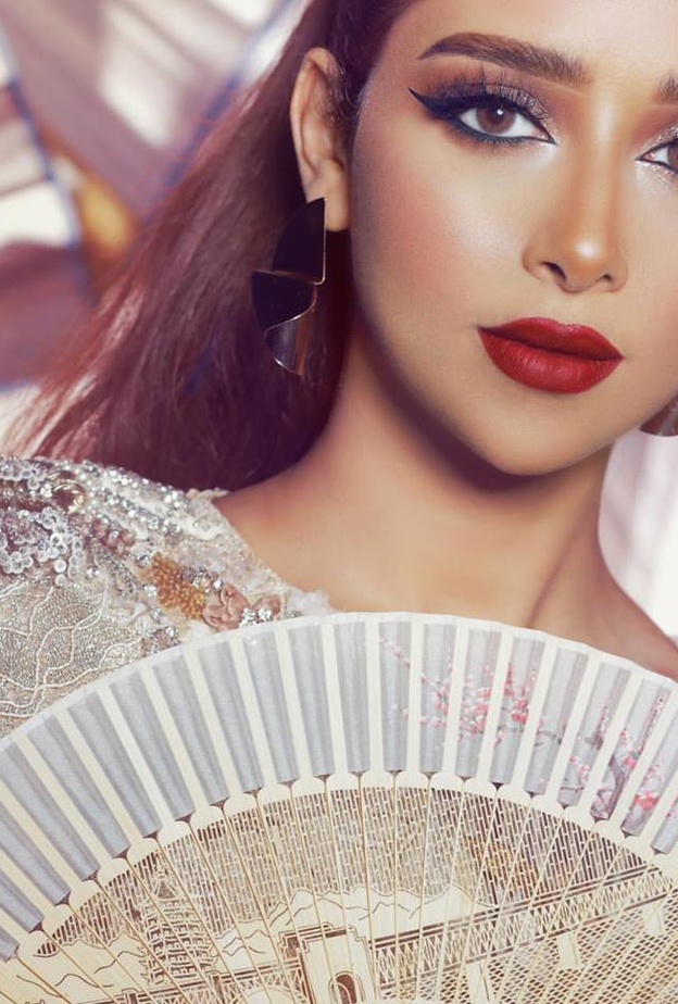 رسم الآيلاينر المسحوب مستوحاه من النجوم