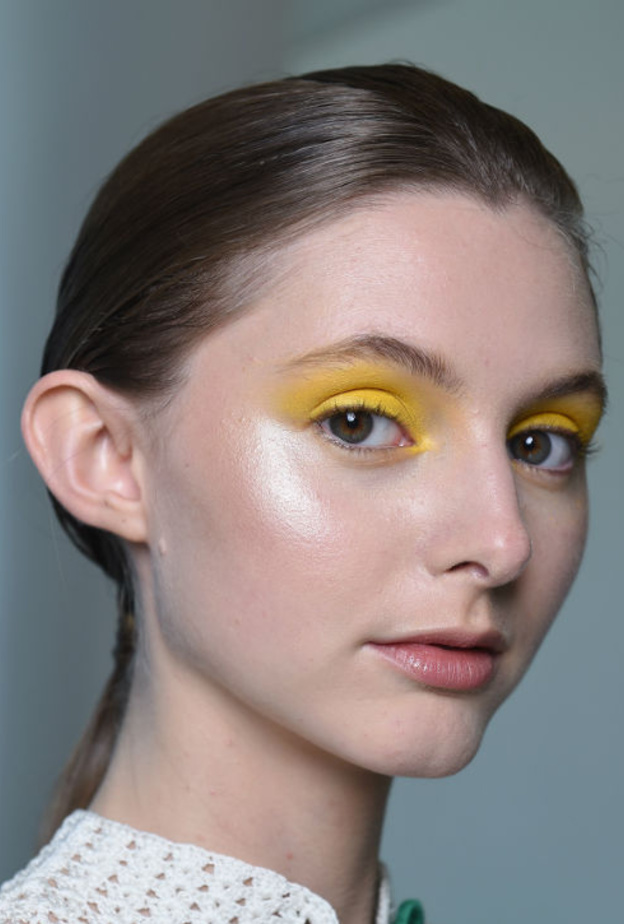 ظلال عيون أخضر نيون في صيف 2019