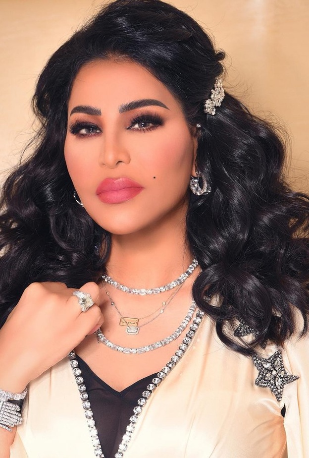 أي نجمة اعتمدت اكسسوار الشعر بطريقة أجمل؟