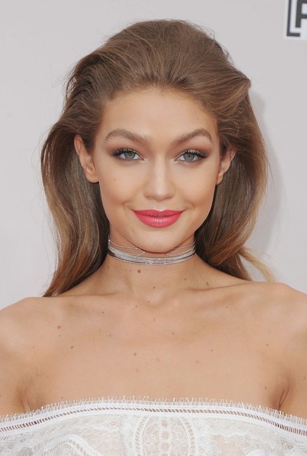  إطلالة جيجي حديد الجمالية المشرقة