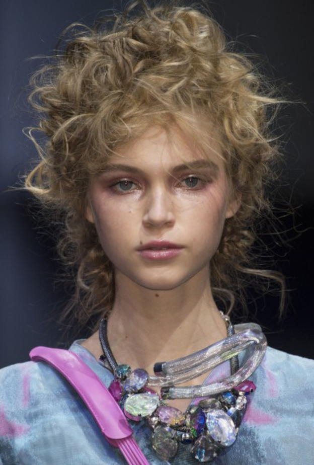 تسريحات شعر مع الغرة الكيرلي أحدث صيحات الجمال في صيف 2019 من ‏Milly