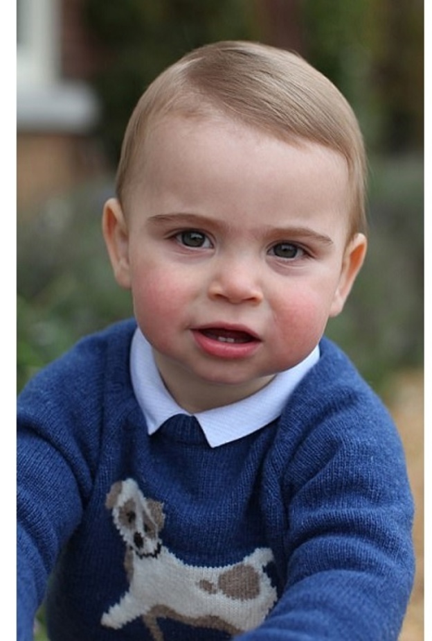 دوقة كامبريدج كيت والأمير وليام ينشران صور للأمير لويس احتفالاً بعيد ميلاده الأول