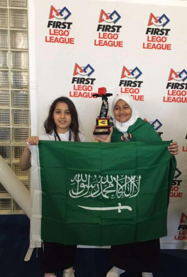  الطالبات مع بعض اعضاء الفريق السعودي المشارك