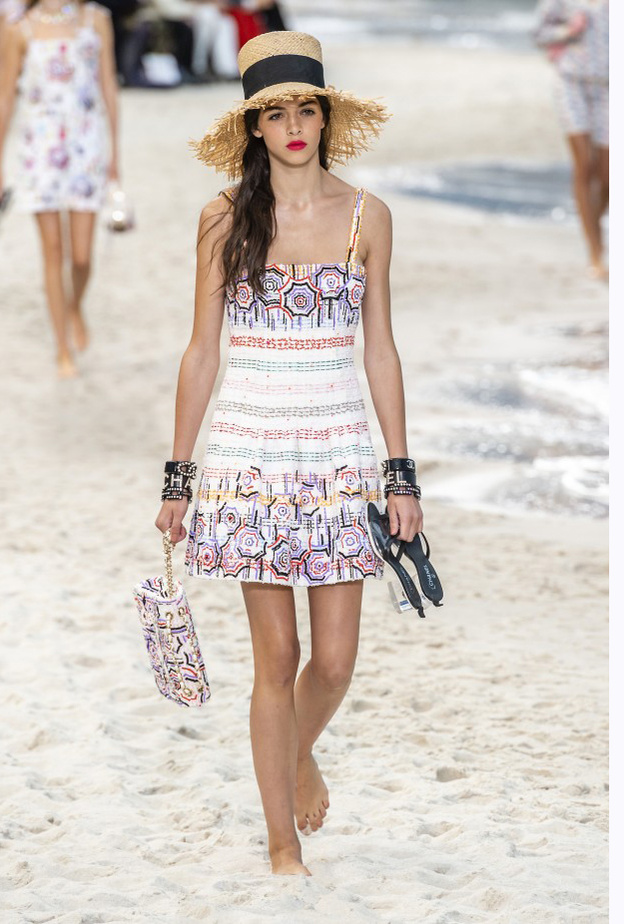 فستان أبيض ملائم لنزهة على البحر من Alexachung