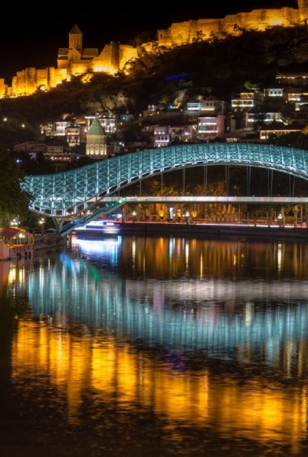 جسر السلام ليلًا