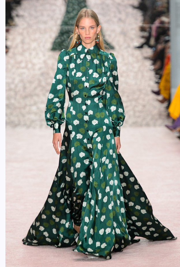 فستان بتصميم محتشم من Andrew GN