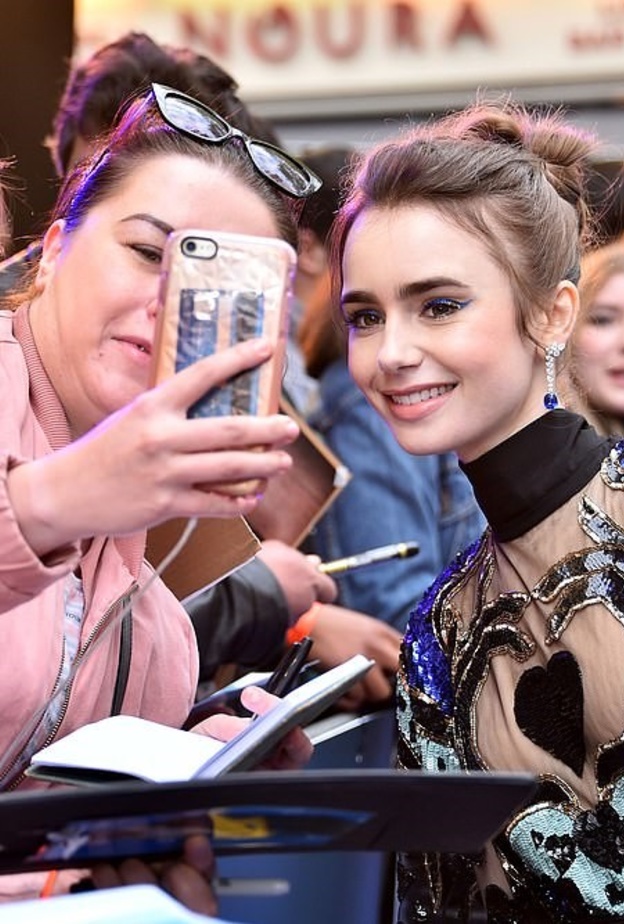 ليلي كولينز تلتقط صور السيلفي مع معجبينها على السجادة الحمراء في لندن