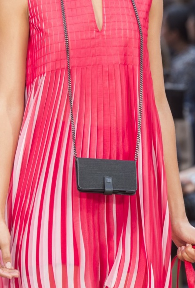 حقيبة عنق أو حاملة هاتف من Akris